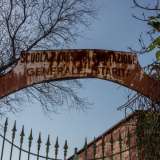 ...si tratta delle dimora ottocentesca che dal 1960 fino agli anni 80 � stata la sede del pi� antico circolo ippico pugliese. Anch�essa inutilizzata, reca ancora la scritta �Scuola barese di equitazione Generale Starita�